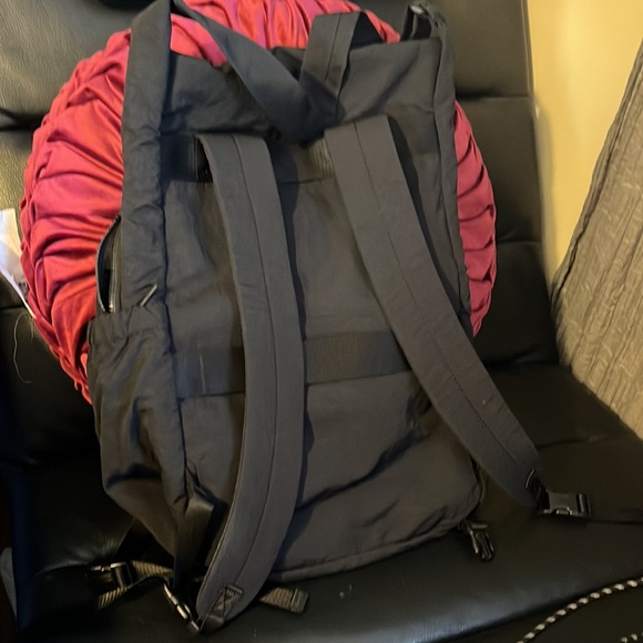 Lulu lemon back pack with detachable purse - Picture 4 of 5